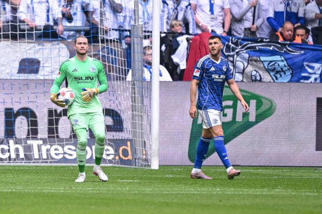17 05 2026, Football, 2 Bundesliga, Season 2025 2026, Matchday 34, FC Schalke 04 Eintracht Braunschweig, Goalkeeper Loris Karius FC Schalke 04 , Hasan Kurucay FC Schalke 04 xRHR PHOTO YYx Copyright: KROEGER RHR-FOTOx RHR-FOTO YY