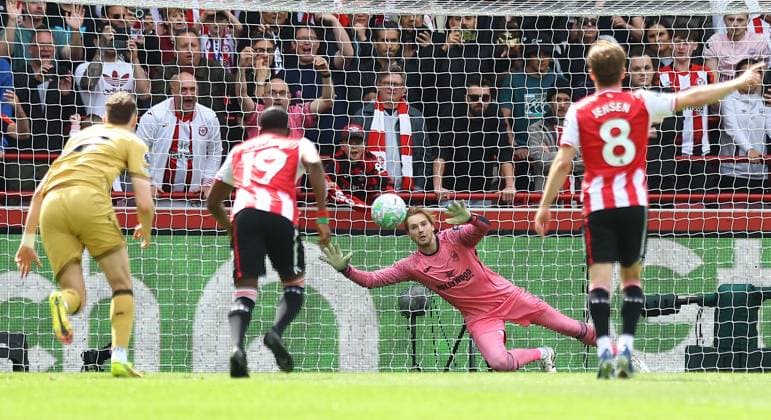Caoimhin Kelleher of Brentford concedes a goal from a penalty kick Brentford v Crystal Palace, Premier League, Football, Gtech Community Stadium, London, UK - 17 May 2026London Gtech Community Stadium United Kingdom EDITORIAL USE ONLY No use with unauthorised audio, video, data, fixture lists, club league logos or live services. Online in-match use limited to 120 images, no video emulation. No use in betting, games or single club league player publications. Copyright: xMichaelxZemanek Shutterstockx 16877452n