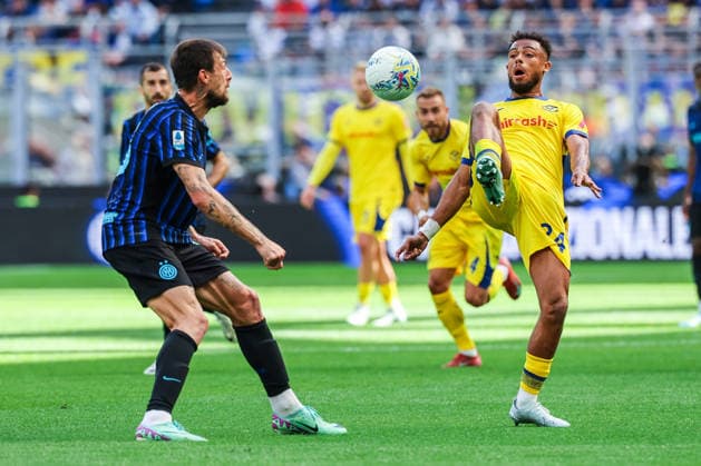 IPA84788277 - Antoine Bernede of Hellas Verona FC seen in action during Serie A 2025 26 football match between FC Internazionale and Hellas Verona FC at San Siro Stadium in Milan, Italy  Copyright: xFabrizioxCarabelli IPAxSportx xx 84788277