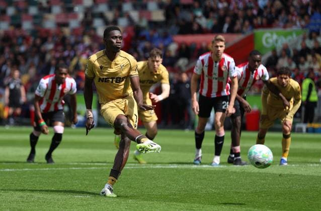 Premier League - Brentford FC v Crystal Palace FC LONDON, ENGLAND, MAY 17: GOAL 1-0, Ismaila Sarr of Crystal Palace scores a penalty kick to put Crystal Palace 1-0 ahead during the Premier League match between Brentford FC v Crystal Palace FC at GTECH Community Stadium, London, England, on May 17. (Photo by Daniel Weir) London GTCH Community Stadium England Copyright: xDanielxWeir SportsxPressxPhotox Sportspressphoto_SPR148678
