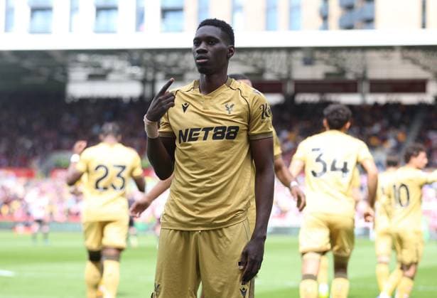 Premier League - Brentford FC v Crystal Palace FC LONDON, ENGLAND, MAY 17: GOAL 1-0, Ismaila Sarr of Crystal Palace goal celebration after scoring a penalty kick to put Crystal Palace 1-0 ahead during the Premier League match between Brentford FC v Crystal Palace FC at GTECH Community Stadium, London, England, on May 17. (Photo by Daniel Weir) London GTCH Community Stadium England Copyright: xDanielxWeir SportsxPressxPhotox Sportspressphoto_SPR148680