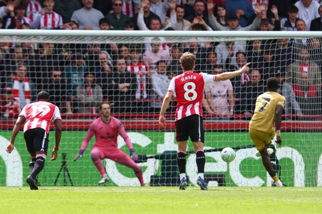 Premier League: Brentford v Crystal Palace LONDON, UK - 17th May 2026: Ismaila Sarr of Crystal Palace scores his side s first goal past Caoimhin Kelleher of Brentford from the penalty spot during the Premier League match between Brentford FC and Crystal Palace FC at Gtech Community Stadium London Gtech Community Stadium England United Kingdom Copyright: xCraigxMercerx xPeakxActionxPhotosx