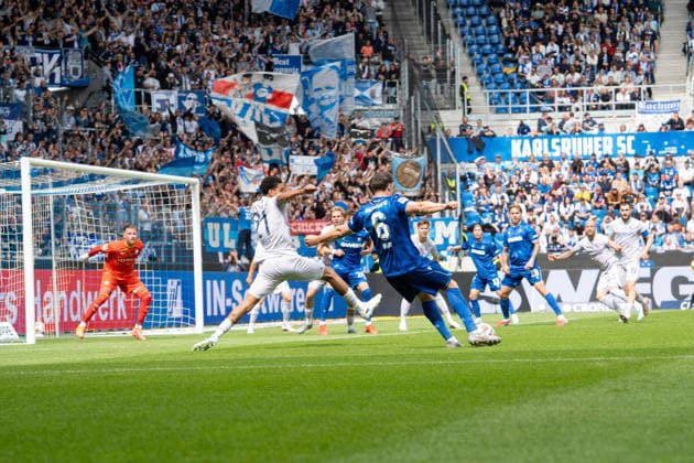 17 05 2026, xdaymx, Soccer 2 Bundesliga, Karlsruher SC VfL Bochum, Nicolai Rapp Karlsruher SC with a dangerous cross, which was the trigger for the 1 1 of Shio Fukuda Karlsruher SC DFLB DFB REGULATIONS PROHIBIT ANY USE OF PHOTOGRAPHS as IMAGE SEQUENCES and or QUASI VIDEO Karlsruhe