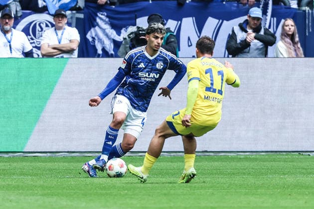 Sport, Football, 2 Bundesliga Season 2025 2026 34 Matchday FC Schalke 04 Eintracht Braunschweig 17 05 2026, VELTINS Arena Mertcan Ayhan FC Schalke 04, 43 Jovan Mijatovic Eintracht Braunschweig, 11 Gelsenkirchen VELTINS Arena Nordrhein Westfalen Germany
