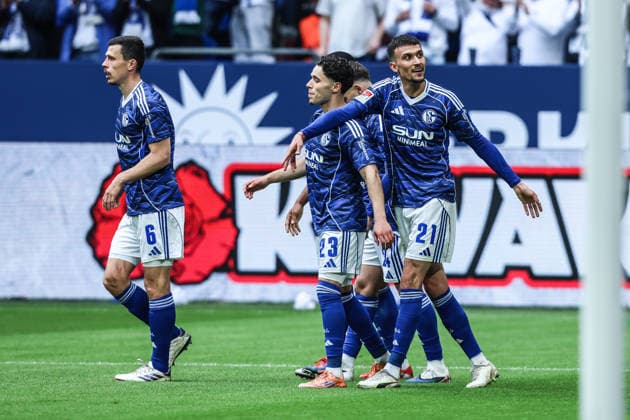 Sport, Soccer, 2 Bundesliga Season 2025 2026 34 Matchday FC Schalke 04 Eintracht Braunschweig 17 05 2026, VELTINS Arena Goal celebration FC Schalke 04 after the goal to 1 0 by Adli Aouchiche FC Schalke 04, 24 the players are happy Gelsenkirchen VELTINS Arena Nordrhein Westfalen Germany