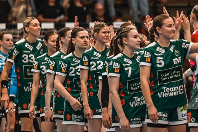 Scene with Luisa Schulze 33 Frisch auf Göppingen Women , Nicola Merz 23 Frisch auf Göppingen Women , Sina Ehmann 22 Frisch auf Göppingen Women , Lea Watzl 7 Frisch auf Göppingen Women and Ann Kynast 5 Frisch auf Göppingen Women in the EWS Arena Scene with Luisa Schulze 33 Frisch auf Göppingen Women and teammates Copyright: xspeedshotx