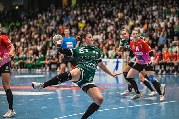 Scene with Lea Neubrander 81 Frisch auf Göppingen Women , Tina Wagenlader 14 SV Halle Neustadt and Lea Gruber 19 SV Halle Neustadt in the EWS Arena Scene with Lea Neubrander 81 Frisch auf Göppingen Women and opponents Copyright: xspeedshotx