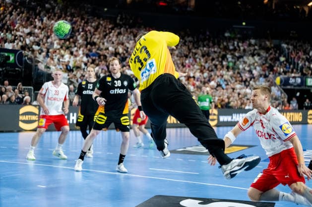 Dortmund 17 05 2026, Handball, Men, International match, Germany Denmark Andreas Wolff Germany, 33 flies towards his opponent and makes a save