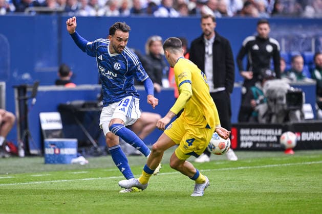 17 05 2026, Football, 2 Bundesliga, Season 2025 2026, Matchday 34, FC Schalke 04 Eintracht Braunschweig, Kenan Karaman FC Schalke 04 , Andi Hoti Eintracht Braunschweig xRHR PHOTO YYx Copyright: KROEGER RHR-FOTOx RHR-FOTO YY