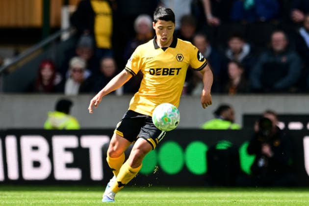 Wolverhampton Wanderers v Fulham, Premier League Wolverhampton Wanderers forward Hee Chan Hwang (11) Controls the ball during the Premier League match between Wolverhampton Wanderers and Fulham at Molineux, Wolverhampton, UK on 17 May 2026. Wolverhampton Molineux West Midlands UK Editorial use only DataCo restrictions apply See www.football-dataco.com , Copyright: xDennisxGoodwinx PSI-24264-0030