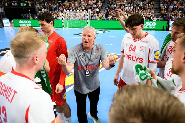 Koeln Handball Laenderspiel Deutschland Denmark Denmarks coach Nikolaj Jacobsen at timeout Koeln Lanxess Arena Germany