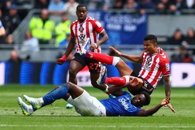 Sport Bilder des Tages Tim Iroegbunam of Everton fouls Reinildo Mandava of Sunderland for a yellow card Everton v Sunderland, Premier League, Football, Hill Dickinson Stadium, Liverpool, UK - 17 May 2026Liverpool Hill Dickinson Stadium United Kingdom EDITORIAL USE ONLY No use with unauthorised audio, video, data, fixture lists, club league logos or live services. Online in-match use limited to 120 images, no video emulation. No use in betting, games or single club league player publications. Copyright: xPaulxCurrie Shutterstockx 16877456t