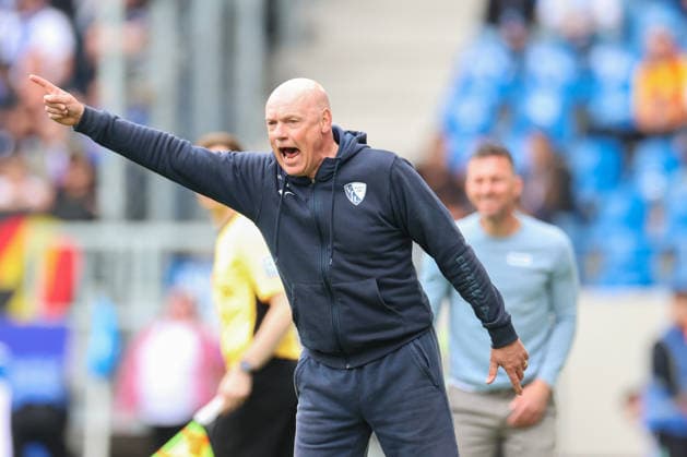Uwe Roesler VfL Bochum, Head coach motivates his team on the sidelines, Karlsruher SC vs VfL Bochum, 2 Bundesliga, 34 Matchday, 2025 2026, 17 05 2026, DFL REGULATIONS PROHIBIT ANY USE OF PHOTOGRAPHS AS IMAGE SEQUENCES AND OR QUASI VIDEO, Karlsruher SC vs VfL Bochum, 2 Bundesliga, 34 Matchday, 2025 2026, 17 05 2026 Karlsruhe Copyright: xEibner-Pressefoto JanxPrihodax EP_JPA