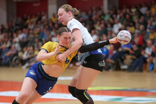 Handball, 2 Alsco HBF HC Leipzig Bergischer HC 17 05 2026 Kim Angelina Lang 5, HC Leipzig is pressed by Ruby Vaessens 5, Bergischer HC 2 Alsco Handball Bundesliga Frauen, HBF, Saison 2025 2026, 28 Spieltag HC Leipzig vs Bergischer HC am 17 05 2026 in der Sporthalle Brüderstraße Leipzig Copyright: xBEAUTIFULxSPORTS JanxKaeferx
