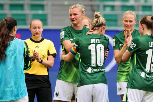 Wolfsburg, Germany 17 May 2026 1 Womens Bundesliga 26 Matchday VfL Wolfsburg vs 1 FC Nürnberg In the picture from left the third Alexandra Popp VfL , who leaves VfL Wolfsburg after 14 years, hands over the captains armband to Svenja Huth VfL Copyright: HMBxMedia MadeleinexFantini