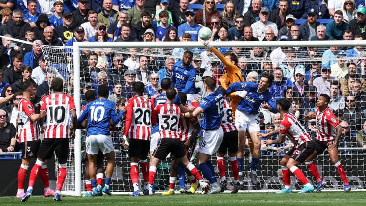 Everton v Sunderland, Premier League Sunderland goalkeeper Robin Roefs (22) punches clear during the Premier League match between Everton and Sunderland at Hill Dickinson Stadium, Liverpool, UK on 17 May 2026. Liverpool Hill Dickinson Stadium Merseyside UK Editorial use only DataCo restrictions apply See www.football-dataco.com , Copyright: xCraigxGallowayx PSI-24261-0007
