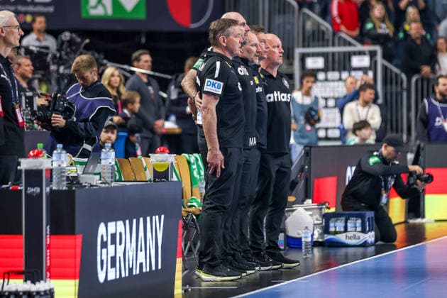 17 05 2026, xkwix, Handball, international match, Germany Denmark , Lanxess Arena in Cologne The coaching team around head coach Alfred Gislason Germany hc stands together arm in arm during the anthem Photo xKamilxWilkowskixPressefotoKochx Nordrhein Westfalen Germany