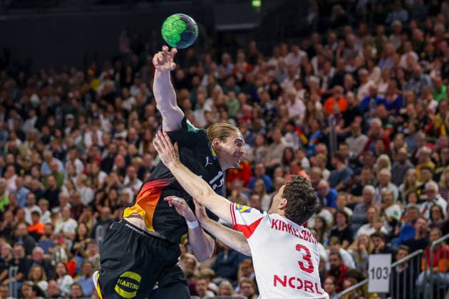17 05 2026, xkwix, handball, international match, Germany Denmark , Lanxess Arena in Cologne Juri Knorr Germany 15 during a goal throw and duel against Niclas Vest Kirkelokke Denmark 3 Photo xKamilxWilkowskixPressefotoKochx Nordrhein Westfalen Germany