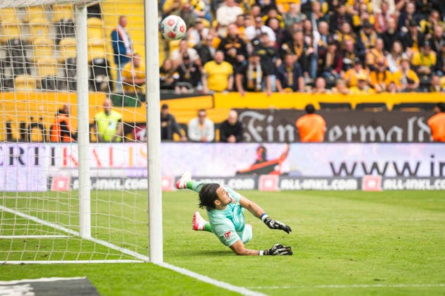17 05 2026, xomx, Soccer 2 Bundesliga, Dynamo Dresden Holstein Kiel v l abolish video evidence The referee checks, decides on yellow against Robert Wagner Dynamo Dresden and penalty kick Alexander Bernhardsson Holstein Kiel enters and Tim Stanislav Schreiber Dynamo Dresden holds DFL DFB REGULATIONS PROHIBIT ANY USE OF PHOTOGRAPHS as IMAGE SEQUENCES and or QUASI VIDEO Dresden