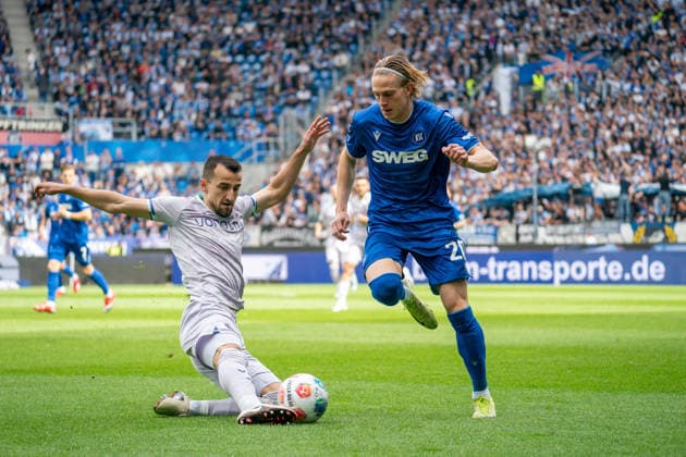 17 05 2026, xdaymx, Fußball 2 Bundesliga, Karlsruher SC VfL Bochum, vl Erhan Masovic VfL Bochum grätscht David Herold Karlsruher SC ab DFL DFB REGULATIONS PROHIBIT ANY USE OF PHOTOGRAPHS as IMAGE SEQUENCES and or QUASI VIDEO Karlsruhe