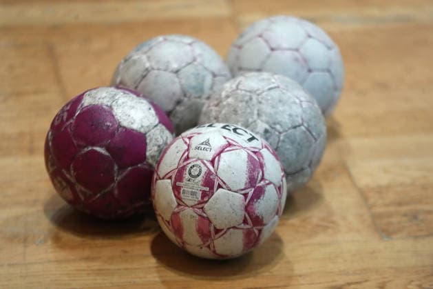 Handball, 2 Alsco HBF HC Leipzig Bergischer HC 17 05 2026 Five Select brand handballs lie on the floor, playing field symbol image, Feature 2 Alsco Handball Bundesliga Women, HBF, Season 2025 2026, 28 Matchday HC Leipzig vs Bergischer HC on 17 05 2026 in the Sporthalle Brüderstraße Leipzig Copyright: xBEAUTIFULxSPORTS JanxKaeferx
