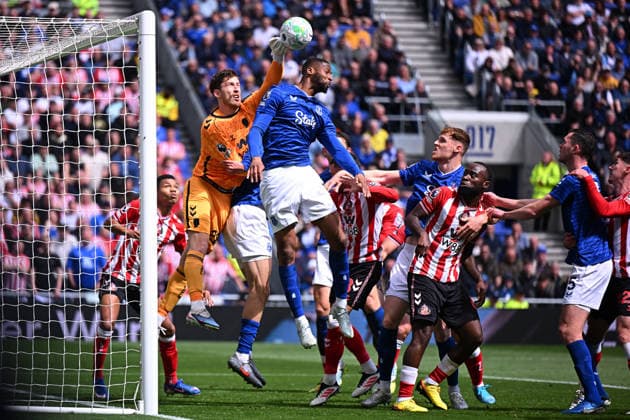 Everton v Sunderland, Premier League Beto of Everton is challenged by Robin Roefs of Sunderland during the Everton v Sunderland Premier League match at the Hill Dickinson Stadium, Liverpool, England on 17 May 2026 Credit: Ben Roberts Every Second Media Editorial use only. All images are copyright Every Second Media Limited. No images may be reproduced without prior permission. All rights reserved. Premier League and Football League images are subject to licensing agreements with Football DataCo Limited. see https: www.football-dataco.com Copyright: xIMAGO EveryxSecondxMediax ESM-1998-0020 BenxRobertsx xEveryxSecondxMediax