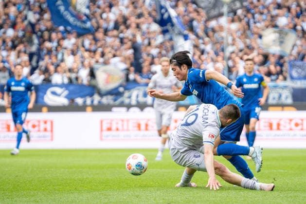 17 05 2026, xdaymx, Soccer 2 Bundesliga, Karlsruher SC VfL Bochum, vl Matus Bero VfL Bochum tries to separate Shio Fukuda Karlsruher SC from the ball DFL DFB REGULATIONS PROHIBIT ANY USE OF PHOTOGRAPHS as IMAGE SEQUENCES and or QUASI VIDEO Karlsruhe