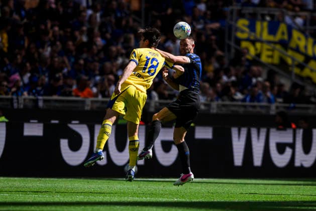 FC Internazionale v Hellas Verona FC - Serie A Stefan de Vrij of FC Internazionale competes for a header with Kieron Bowie of Hellas Verona FC during the Serie A football match between FC Internazionale and Hellas Verona FC. Milan Italy Copyright: xNicolòxCampox