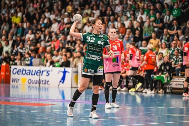 Scene with Haruno Sasaki 32 Frisch auf Göppingen Women and Cara Reuthal 26 SV Halle Neustadt in the EWS Arena Scene with Haruno Sasaki 32 Frisch auf Göppingen Women and Cara Reuthal 26 SV Halle Neustadt Copyright: xspeedshotx