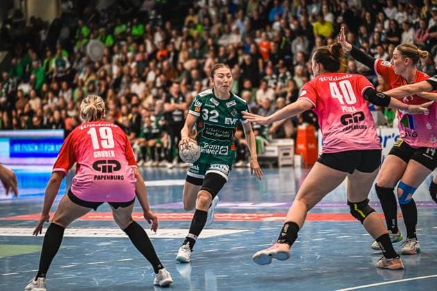 Scene with Haruno Sasaki 32 Frisch auf Göppingen Women , Lea Gruber 19 SV Halle Neustadt and Tena Petika 40 SV Halle Neustadt Scene with Haruno Sasaki 32 Frisch auf Göppingen Women and opponents Copyright: xspeedshotx