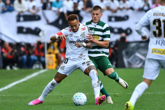 Santos x Coritiba SaO PAULO, SP - 17.05.2026: SANTOS X CORITIBA - Neymar Jr of Santos and Lucas Taverna of Coritiba competing for the ball during the match between Santos x Coritiba, valid for the sixteenth round of the 2026 Brazilian Football Championship, this Sunday (17), at Neo Quimica Arena, SP. (Photo: Roberto Casimiro Fotoarena) x2944597x  RobertoxCasimiro