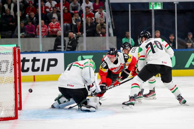 Ice hockey, Eishockey - IIHF WC 2026 ZURICH,SWITZERLAND,17.MAY.26 - ICE HOCKEY - IIHF Ice Hockey World Championship, WM, Weltmeisterschaft 2026, group stage, Austria vs Hungary. Image shows Bence Balizs (HUN), Vinzenz Rohrer (AUT) and Zsombor Garat (HUN).  GEPAxpictures xMaticxKlansek