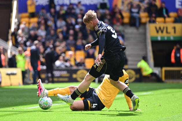 Wolverhampton Wanderers v Fulham, Premier League Wolverhampton Wanderers defender Santiago Bueno (4) blocks a shot from Fulham midfielder Emile Smith-Rowe (32) during the Premier League match between Wolverhampton Wanderers and Fulham at Molineux, Wolverhampton, UK on 17 May 2026. Wolverhampton Molineux West Midlands UK Editorial use only DataCo restrictions apply See www.football-dataco.com , Copyright: xDennisxGoodwinx PSI-24264-0041