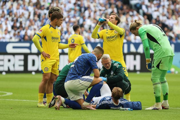 Timo Becker FC Schalke 04 has to be treated for an injury during the match of the 2 Bundesliga season 2025 26 FC Schalke 04 Eintracht Braunschweig Copyright Thomas Pakusch Copyright: Thomas Pakusch