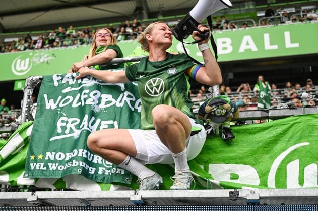 Soccer I Women I Season 2025 2026 I Bundesliga I Matchday 26 I VfL Wolfsburg 1 FC Nürnberg I 17 05 2026 Alexandra Popp 11, VfL Wolfsburg with megaphone after the match with the fans Wolfsburg Volkswagen Arena Niedersachsen Germany Copyright: xLobeca InesxHähnelx
