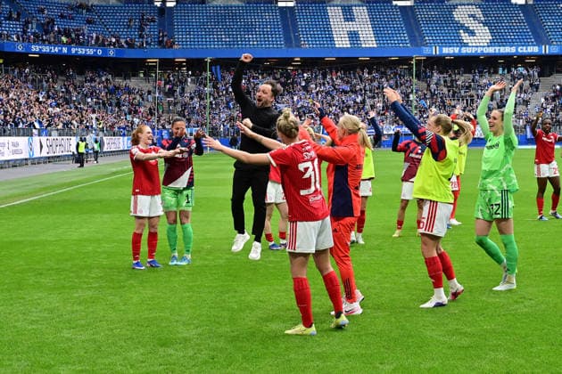 Soccer I Women I Season 2025 2026 I Bundesliga I Matchday 26 I Hamburger SV FC Bayern Munich I 17 05 2026 The team stand on a guard of honor for Jose Antonio Barcala Garcia FC Bayern Munich , who jumps up and cheers with the accompanying fans Hamburg Volksparkstadion Hamburg Germany Copyright: xLobeca WolfxGebhardtx