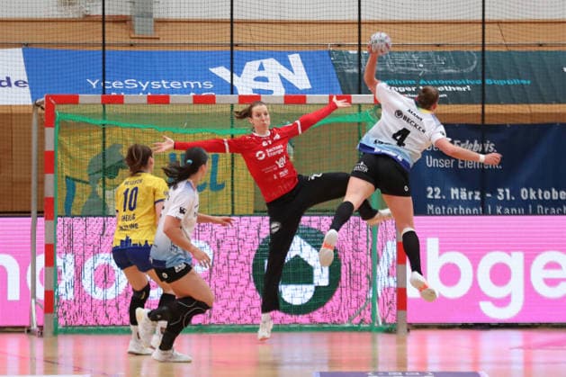 Handball, 2 Alsco HBF HC Leipzig Bergischer HC 17 05 2026 Goalkeeper Nele Kurzke 27, HC Leipzig awaits a throw from Svenja Mann 4, Bergischer HC 2 Alsco Handball Bundesliga Women, HBF, Season 2025 2026, 28 Matchday HC Leipzig vs Bergischer HC on 17 05 2026 at Sporthalle Brüderstraße Leipzig Copyright: xBEAUTIFULxSPORTS JanxKaeferx