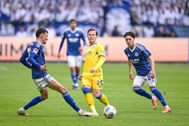 17 05 2026, Football, 2 Bundesliga, Season 2025 2026, Matchday 34, FC Schalke 04 Eintracht Braunschweig, Dejan Ljubicic FC Schalke 04 , Lino Tempelmann Eintracht Braunschweig , Soufiane El Faouzi FC Schalke 04 xRHR PHOTO YYx Copyright: KROEGER RHR-FOTOx RHR-FOTO YY