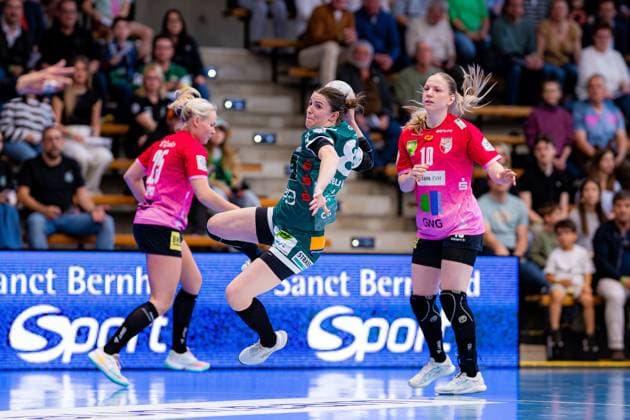 Scene with Mariel Stefanie Beugels 16 Frisch auf Göppingen Women , Viktoria Marksteiner 10 SV Halle Neustadt and Cara Reuthal 26 SV Halle Neustadt Scene with Mariel Stefanie Beugels 16 Frisch auf Göppingen Women and opponents Copyright: xMaxxKrausex Rohdiamantx