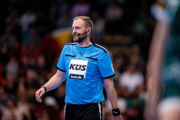 Scene with referee in the EWS Arena Referee in action Copyright: xMaxxKrausex Rohdiamantx