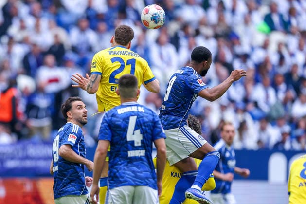 17 05 2026, Football, FC Schalke 04 Eintracht Braunschweig, 34 Matchday, 2 Soccer Bundesliga, Veltins Arena Gelsenkirchen, Season 2025 2026 Kevin Ehlers Braunschweig 21 Header duel Moussa Sylla Schalke04 09 DFB regulations prohibit any use of photographs as image sequences and or quasi video Nordrhein Westfalen Germany