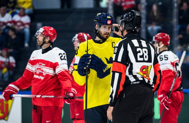 260517 Oliver Ekman Larsson of Sweden in a discussion with a referee during the 2026 IIHF Ice Hockey World Championship match between Denmark and Sweden on May 17, 2026 in Fribourg Photo Jesper Zerman BILDBYRAN kod JZ JZ0716 ishockey ice hockey ishockey vm 2026 vm 2026 iihf world championship danmark denmark sverige sweden bbeng  Copyright: JESPERxZERMAN BB260517JZ041