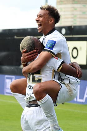 17 05 2026, xrekx, Fußball 2 Bundesliga, SV Elversberg Preußen Münster v l Torjubel nach dem Tor zum celebrating the goal celebrate 3 0 durch BambasÃ ContÃ SV 07 Elversberg mit David Mokwa SV 07 Elversberg DFL DFB REGULATIONS PROHIBIT ANY USE OF PHOTOGRAPHS as IMAGE SEQUENCES and or QUASI VIDEO Elversberg