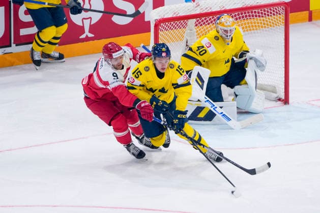 FRIBOURG, SWITZERLAND MAY 17 Jack Berglund of Sweden C against Frederik Storm of Denmark L during the 2026 IIHF Ice Hockey World Championship Switzerland game between Denmark and Sweden at BCF Arena on May 17, 2026 in Fribourg, Fribourg Fribourg BCF Arena Fribourg Switzerland Copyright: xJustPictures.ch JarixPestelaccix jp-en-EuSpIm-JP6_JAR_Denmark_Sweden_17May2026_00010