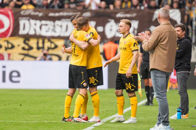 17 05 2026, xomx, Fußball 2 Bundesliga, Dynamo Dresden Holstein Kiel v l Wechsel SGD Fuer Niklas Hauptmann Dynamo Dresden kommt Stefan Kutschke Dynamo Dresden Phil Harres Holstein Kiel Thomas Stamm Dynamo Dresden Trainer DFL DFB REGULATIONS PROHIBIT ANY USE OF PHOTOGRAPHS as IMAGE SEQUENCES and or QUASI VIDEO Dresden