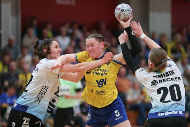 Handball, 2 Alsco HBF HC Leipzig Bergischer HC 17 05 2026 Kim Angelina Lang 5, HC Leipzig must prevail against Lea Albers 22, Bergischer HC and Pia Terfloth 20, Bergischer HC 2 Alsco Handball Bundesliga Women, HBF, Season 2025 2026, 28 Matchday HC Leipzig vs Bergischer HC on 17 05 2026 at Sporthalle Brüderstraße Leipzig Copyright: xBEAUTIFULxSPORTS JanxKaeferx