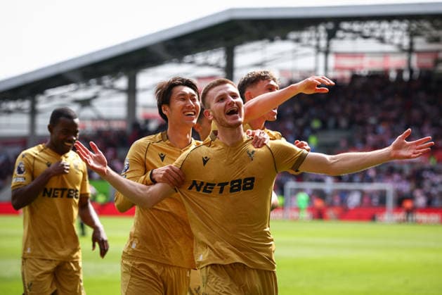Premier League: Brentford v Crystal Palace LONDON, UK - 17th May 2026: Adam Wharton of Crystal Palace celebrates with team mates after scoring his side s second goal during the Premier League match between Brentford FC and Crystal Palace FC at Gtech Community Stadium London Gtech Community Stadium England United Kingdom Copyright: xCraigxMercerx xPeakxActionxPhotosx