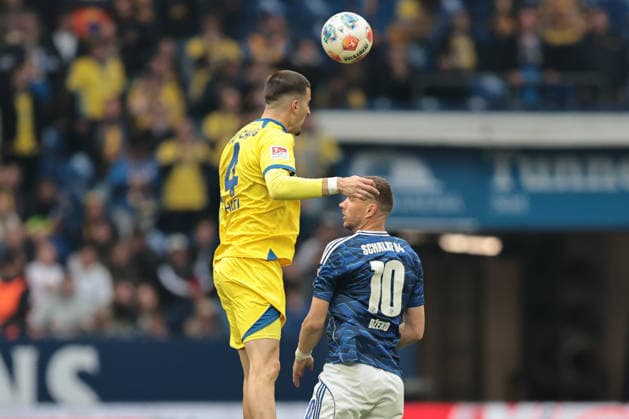 Andi Hoti Eintracht Braunschweig and Edin Dzeko FC Schalke 04 at the match of the 2 Bundesliga season 2025 26 FC Schalke 04 Eintracht Braunschweig Copyright Thomas Pakusch Copyright: Thomas Pakusch