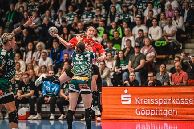 Scene with 18 SV Halle Neustadt, Lea Neubrander 81 Frisch auf Göppingen Women and Luisa Schulze 33 Frisch auf Göppingen Women Scene with 18 SV Halle Neustadt and Lea Neubrander 81 Frisch auf Göppingen Women Copyright: xspeedshotx
