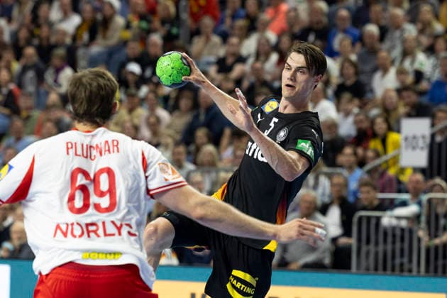 Miro SCHLUROFF GER,5, right on the ball in a duel against Steven Pluncar JACOBSEN DEN,69, left , action, handball international men Germany GER Denmark DEN , final score 29 31, on 17 05 2026 in Cologne L a n x e s s A r e n a Germany